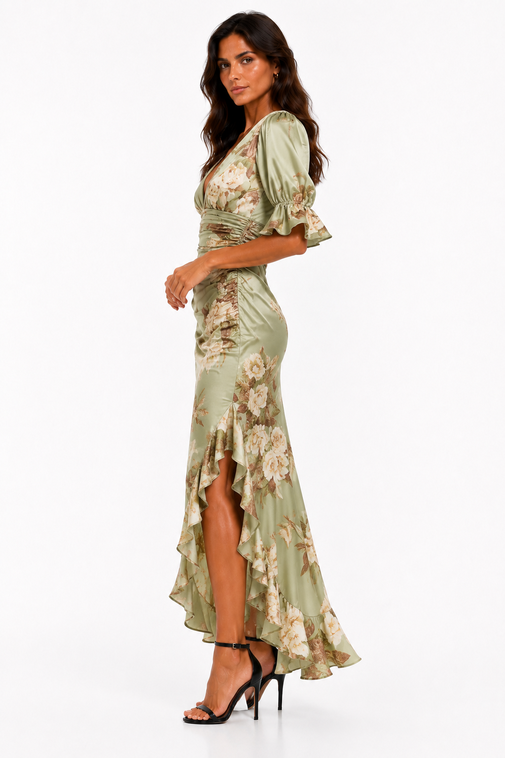 Vestido largo asimétrico de satén verde con estampado floral, mangas acampanadas fruncidas y escote en V