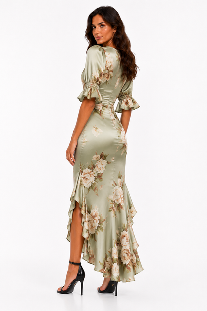 Vestido largo asimétrico de satén verde con estampado floral, mangas acampanadas fruncidas y escote en V