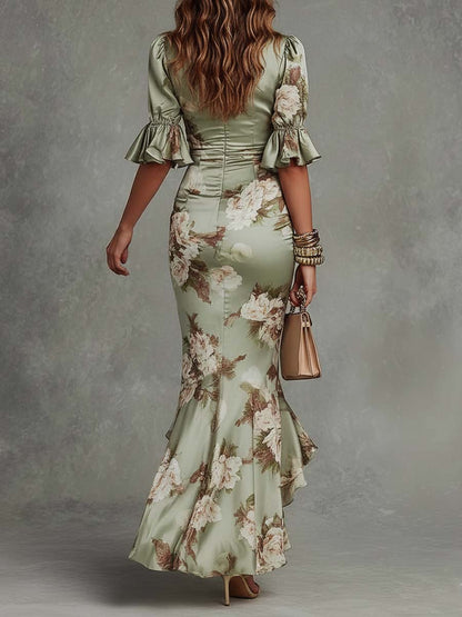 Vestido largo asimétrico de satén verde con estampado floral, mangas acampanadas fruncidas y escote en V