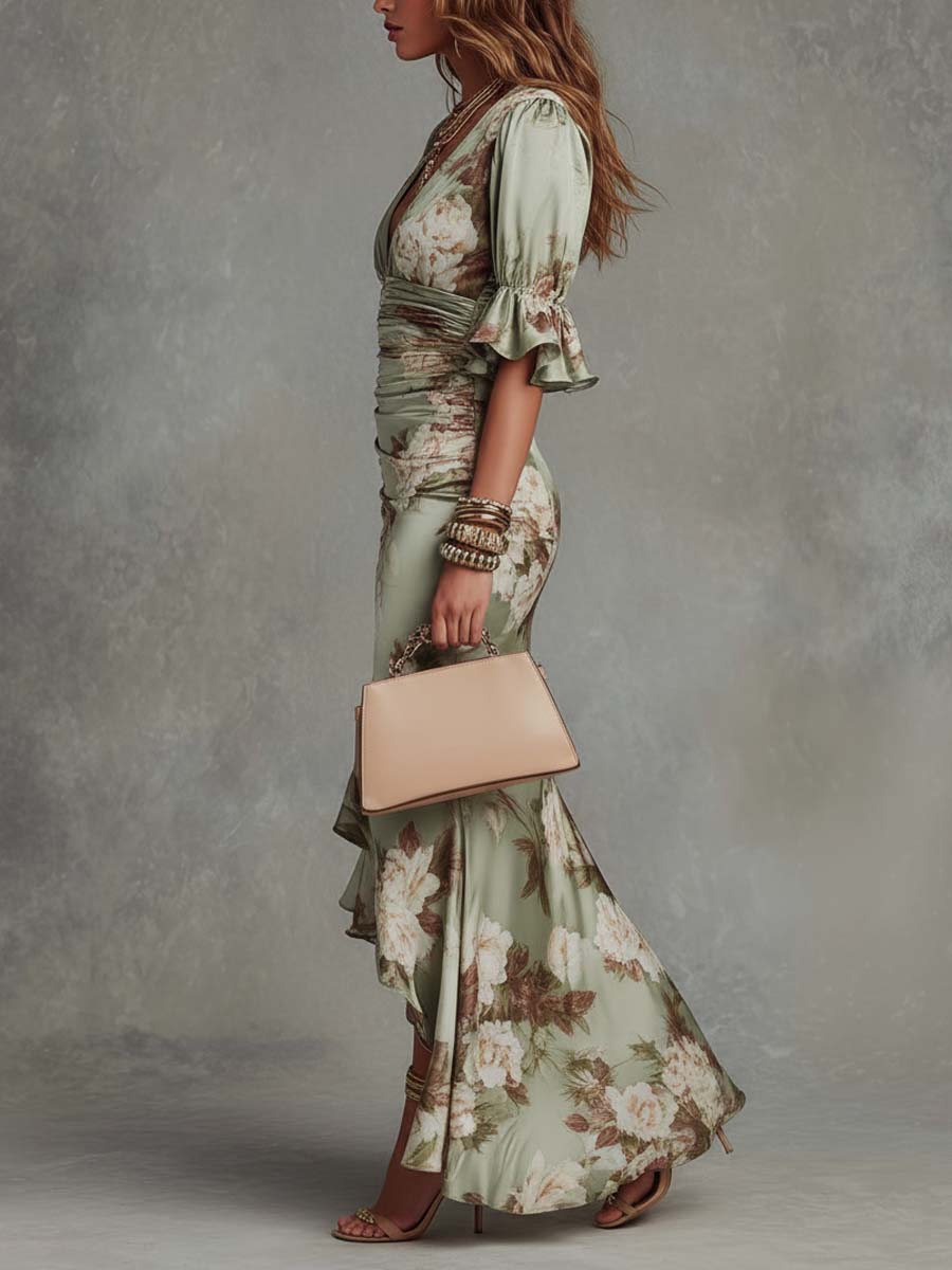 Vestido largo asimétrico de satén verde con estampado floral, mangas acampanadas fruncidas y escote en V