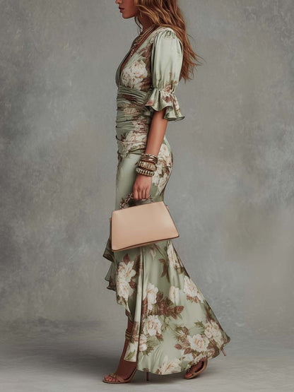 Vestido largo asimétrico de satén verde con estampado floral, mangas acampanadas fruncidas y escote en V